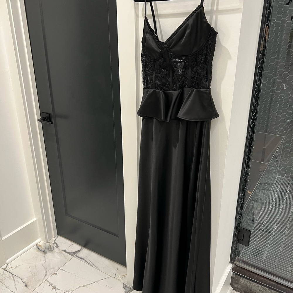 Beautiful V Chapman Dress - Black 6 - Worn one time and dry cleaned